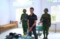 Giấu 16 khoanh vàng trong áo khoác, người đàn ông bị bắt tại cửa khẩu