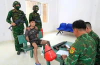 Phát hiện khẩu AK trong túi xách khách xuất cảnh ở cửa khẩu Mỹ Quý Tây