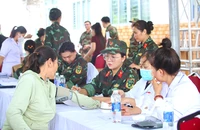 Quân y Việt Nam - Campuchia khám, cấp thuốc miễn phí người dân vùng biên Tây Ninh.