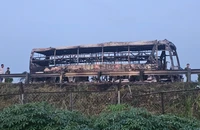 Xe khách giường nằm cháy trơ khung lúc rạng sáng trên cao tốc TP.HCM – Trung Lương