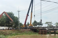 Xe cẩu vượt tải gấp 4 lần, cầu tạm ở Tây Ninh sập trong đêm