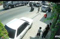 Clip ghi cảnh tài xế xe bán tải kè xe rồi đánh gục tài xế ô tô 7 chỗ