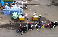 12.000 chai nước suối nghĩa tình tiếp sức người dân miền Tây về quê đón Tết