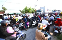 Quốc lộ N2 quá tải, hàng ngàn xe chậm chạp về miền Tây