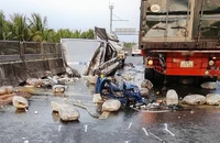 Xe tải tông đuôi xe container dừng phía trước trên cao tốc, phụ xe tử vong