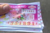 Nam nhân viên quán sườn muối ớt trúng 9 tờ vé số đặc biệt và 6 tờ an ủi