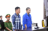 Hai anh em lãnh án tù vì bị nam thanh niên lạng lách, rút súng thị uy 