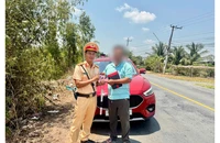 Hàng nghìn logo được CSGT Tây Ninh phát trên Quốc lộ 62 nhắc nhở vi phạm nồng độ cồn