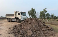 Tây Ninh: Triệt xóa nhóm khai thác đất mặt ruộng, thu lợi hàng trăm triệu đồng