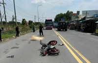 Va chạm cột điện bên đường, nam thanh niên tử vong tại chỗ