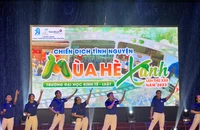 Tiết mục biểu diễn của Câu lạc bộ Văn nghệ xung kích (Trường ĐH Kinh tế - Luật, ĐH Quốc gia TP. HCM).