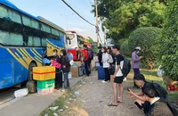 Người dân lỉnh kỉnh đồ đạc rời TP.HCM về quê nghỉ Tết sớm
