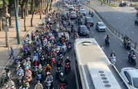 Ai cũng hối hả, nhiều tuyến đường ở TP.HCM ùn ứ những ngày cận Tết