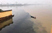 Đà Nẵng: Truy tìm thủ phạm xả thải đen ngòm ra sông Hàn