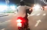 Nam thanh niên chạy xe bằng 2 chân bị xử phạt