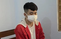Cầm iPhone chơi game thua sạch, quay lại tiệm cầm đồ giật lại
