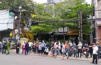 Thi thể người đàn ông kẹt dưới cống cáp ngầm