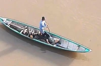 Người đàn ông nhảy cầu tự tử trúng ngay chỗ nước cạn, bị gãy chân