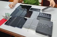 Bắt 5 người trú mưa trong siêu thị Điện Máy Xanh trộm 130 điện thoại