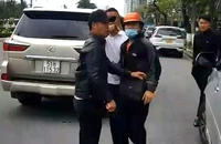 Vụ người đi Lexus giật điện thoại người đi xe máy: Công an mời nhận lại điện thoại