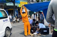 Người dân căng bạt che cho bác sĩ cứu người bị nạn dưới cái nắng 40 độ