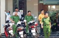 Cầm súng vào ngân hàng ở Đà Nẵng cướp tiền, điện thoại
