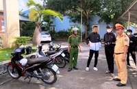 Nhiều thiếu niên tháo phanh chạy xe biểu diễn trên đèo Hải Vân