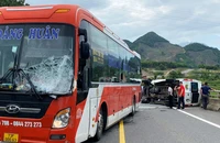 Xe khách tông xe rước dâu trên cao tốc: 6 người thương vong
