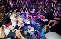 8 thanh niên thuê nhiều cô gái vào quán karaoke phục vụ 'tiệc' ma túy