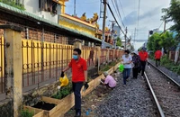 Người dân TP.HCM xây bồn hoa, trồng cây xanh làm đẹp tuyến đường sắt 