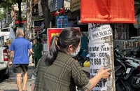 TP.HCM: Công an kêu gọi người dân dẹp nạn dán tờ rơi, quảng cáo trái phép