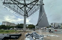 Bạt quảng cáo kích cỡ lớn ở ngã tư Bảy Hiền bị gió thổi bay xuống đường
