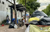 Chiếm dụng nhà chờ xe buýt để buôn bán, tập kết rác 