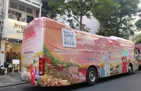 Dán quảng cáo kín xe, có vi phạm? 