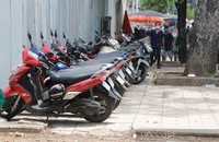 Cảnh giác thủ đoạn tráo biển số để trộm xe máy tại các bãi giữ xe