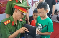 Triển khai cấp căn cước, tài khoản định danh điện tử tại nhà ga Metro số 1