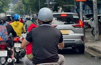Vừa chạy xe vừa bế con có bị xử phạt? 