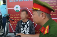 Nam chuyển giới nữ, để tóc dài đi làm thẻ căn cước được không?