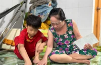 Mẹ bỏ đi, cha đang thụ án chung thân, bé trai 7 tuổi vẫn chưa có giấy khai sinh