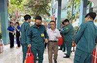 Trao 655 phần quà cho hộ dân có hoàn cảnh khó khăn