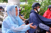 Dừng xe mặc áo mưa, nghe điện thoại sao để không bị phạt?