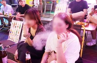 Chùm ảnh: Giới trẻ thản nhiên hút thuốc lá điện tử dù đã bị cấm từ 1-1