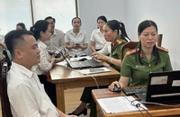 Đổi thẻ đảng viên: Làm cả ngày nghỉ, đến tận nhà cho người già yếu