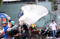 Giật tiền cúng cô hồn: Ranh giới giữa phong tục và pháp luật