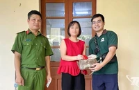 Chiếc túi chứa gần 150 triệu giữa dòng lũ và sự thiện lương của người nhặt được