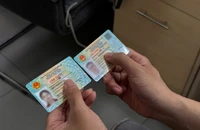 Công dân có 2 quốc tịch muốn đổi CMND sang căn cước phải chuẩn bị những gì?