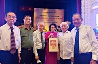 Xúc động lễ ra mắt bộ sách 'Lịch sử chính quyền TP.HCM' giai đoạn 1945-2015