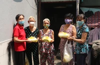Ấm lòng những bữa cơm '0 đồng' tại khu phố nhỏ 