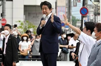 Cựu Thủ tướng Nhật Shinzo Abe phát biểu tại TP Nara trước khi bị bắn, ngày 8-7. Ảnh: CNN