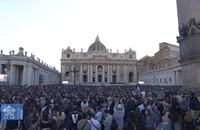 VIDEO, ẢNH: Vatican vỡ òa khi khói trắng bốc lên từ Nhà nguyện Sistine, báo hiệu bầu được giáo hoàng 